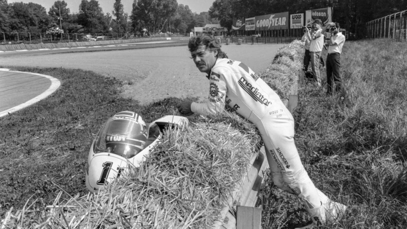 Nach einem Defekt am Motorrad: Stefan Dörflinger im Mai 1986 am Pistenrand in Monza