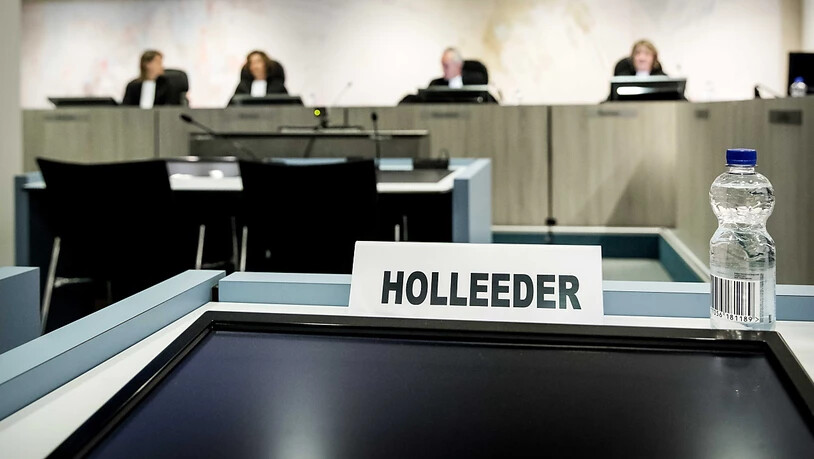 Das Strafgericht in Amsterdam hat den Heineken-Entführer Willem Holleeder am Donnerstag wegen fünf Auftragsmorden zu einer lebenslangen Gefängnisstrafe verurteilt.