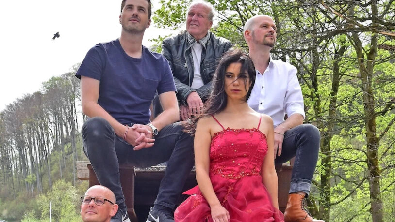 Die Band mit der Lady in Rot spielt Coversongs von Nena, Blondie, Kate Bush bis Eluveitie und ist eine von einem Dutzend Musikgruppen an der Sommerbühne Glarus.