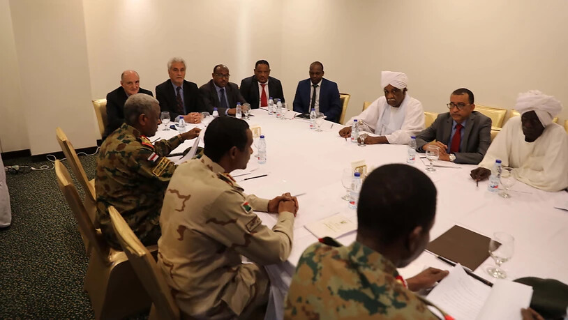 Vertreter des sudanesischen Militärrats und der Protestbewegung an einem Tisch auf der Suche nach einer neuen Regierung für das nordostafrikanische Land. (Archivbild)