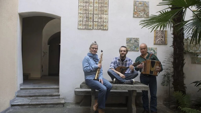 Die Gruppe Vent Negru mit Esther Rietschin, Mattia Mirenda und Mauro Garbani (von links) pflegt die authentische Tessiner Musik.