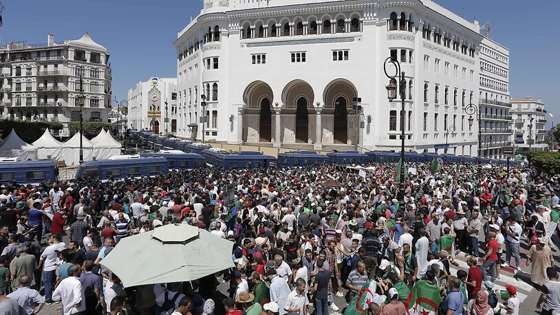 Am algerischen Unabhängigkeitstag haben erneut Zehntausende Menschen gegen die Führungselite protestiert. In der Hauptstadt Algier versammelten sich die Demonstranten zunächst wie üblich vor der Hauptpost. (Bild vom 28. Juni)