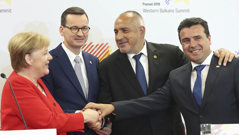 Die deutsche Kanzlerin Merkel sieht eine "strategische Verantwortung" für eine EU-Erweiterung um jene Balkanstaaten, die einen Beitritt anstreben. Im Bild mit den Regierungschefs Polens, Bulgariens und Nordmazedoniens Mateusz Morawiecki (l), Boyko…