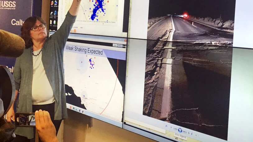 Die Seismologin Lucy Jones von der US-Erdbebbenwarte zeigt eine Übersicht des Erdbebens vom Donnerstag und der darauffolgenden Nachbeben. Rechts das Bild eines Risses in einer Strasse nach dem starken Beben vom Freitag.