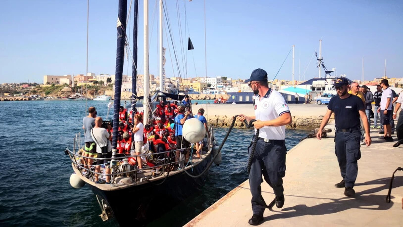 Das kleine Motorsegelboot ist nur für 18 Menschen zugelassen: An Bord des italienischen Rettungsschiffes "Alex" befinden sich rund 60 Migranten.