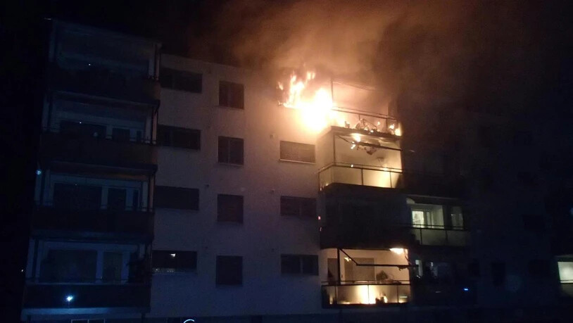 Das Feuer in Aarburg brach im obersten Stock des Mehrfamilienhauses aus.
