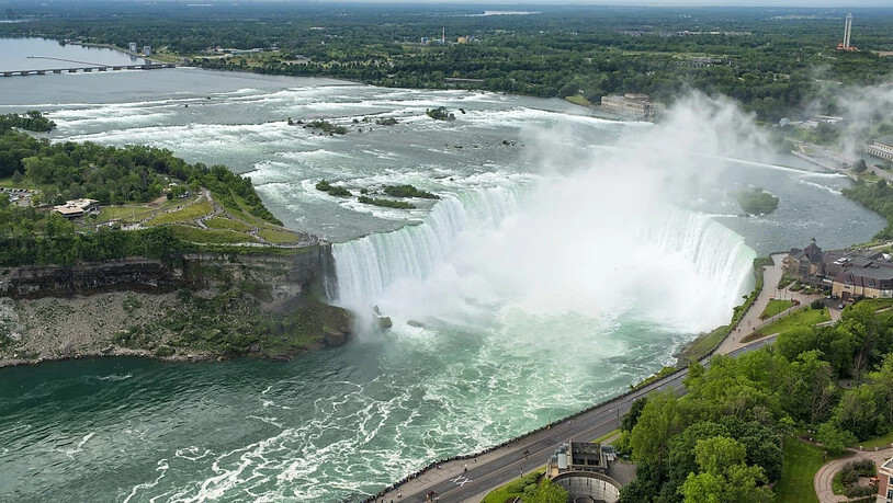 Ein Mann hat einen Sturz von den Niagarafällen überlebt. Die kanadische Polizei konnte den Mann verletzt aus dem Fluss unterhalb der Wasserfälle bergen. (Bild: Warren Toda/EPA Keystone)