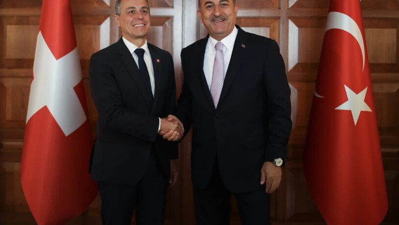 Aussenminister Ignazio Cassis (l) und sein türkischer Amtskollege Mevlüt Çavuşoğlu zeigen sich nach ihrem Gespräch in Ankara zufrieden.