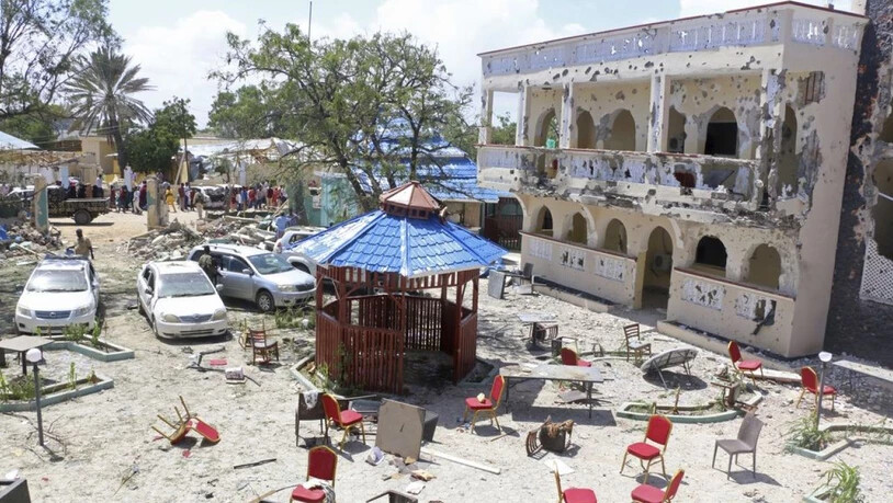 Unter den Getöteten seien zwei US-Bürger, ein Brite, ein Kanadier, drei Tansanier und drei Kenianer, hiess es. Die islamistische Al-Shabaab-Miliz beanspruchte den Anschlag für sich.