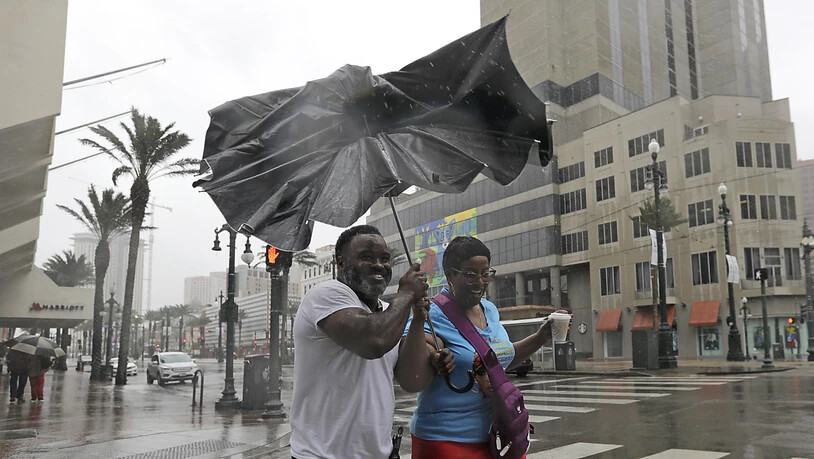 Kampf gegen Wind und Regen von "Barry" in New Orleans.