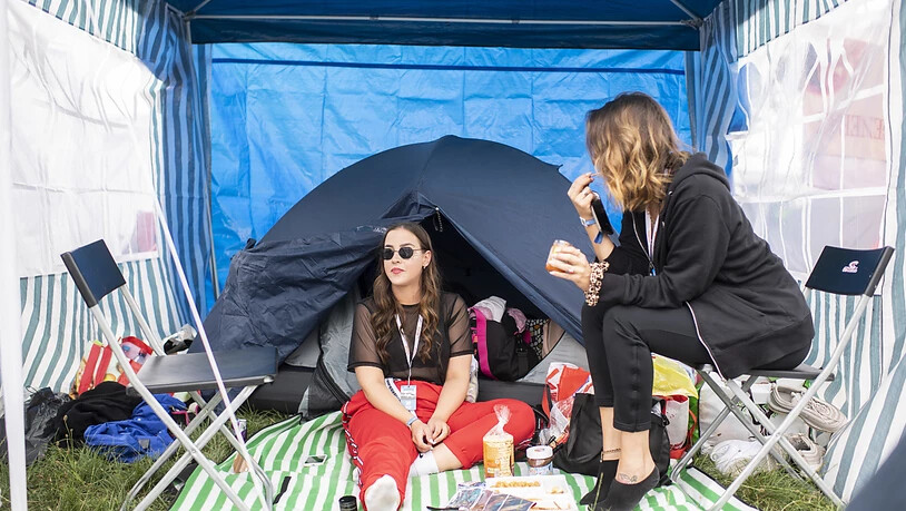Erholung zwischen den Konzerten: Besucherinnen am Openair Frauenfeld in ihrem Zelt.