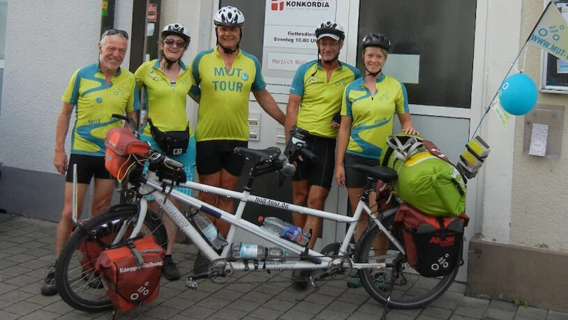 Sichtbar Mut machen: Tandemfahrerinnen und -fahrer der Mut-Tour machen auf Depression und Möglichkeiten zu deren Heilung aufmerksam.