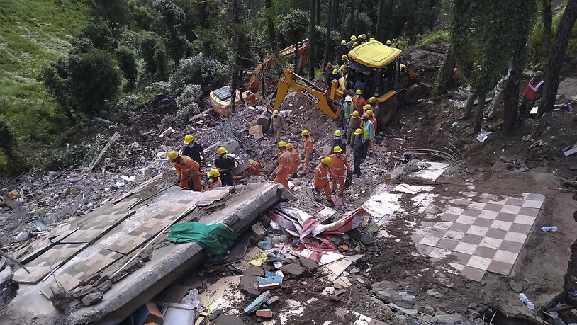 Nach dem Einsturz eines vierstöckigen Gebäudes im indischen Bundesstaat Himachal Pradesh suchen Rettungskräfte nach Verschütteten. Zwölf Menschen konnten bisher nur tot geborgen werden.