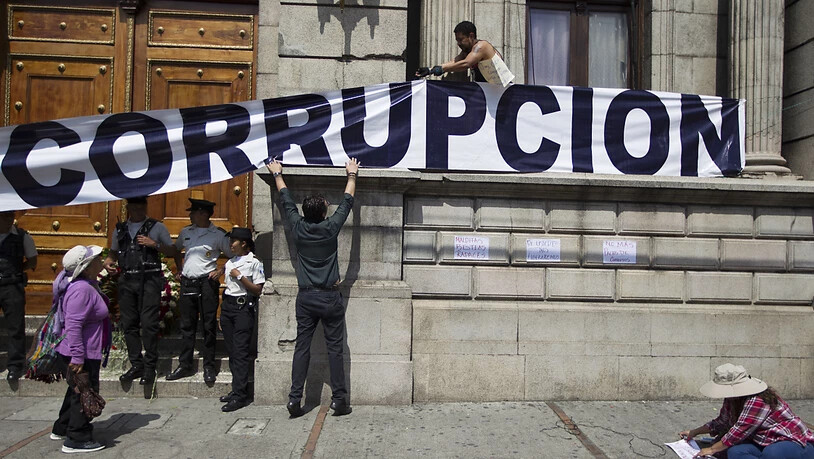 Viel aus der Korruption in Lateinamerika stammendes Geld wird in der Schweiz gewaschen: Protest gegen korrupte Machenschaften vor dem Kongressgebäude in Guatemala Stadt.