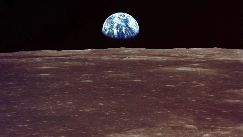 Eines der eindrücklichsten Bilder der Erde - als winziger Hintergrund über der Mondoberfläche schwebend.