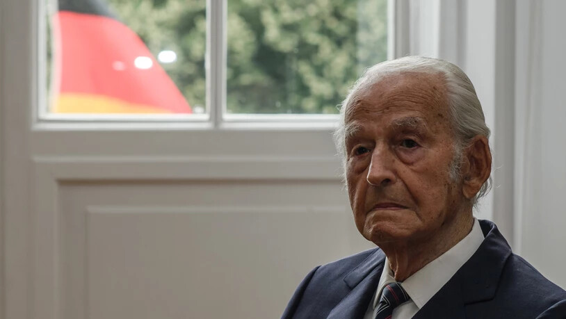 Nun hat er endlich sein Maturazeugnis: Der 98-jährige Holocaust-Überlebende Leon Schwarzbaum, hier vor der Verleihung des deutschen Verdienstkreuzes am 12. Juli in Berlin.