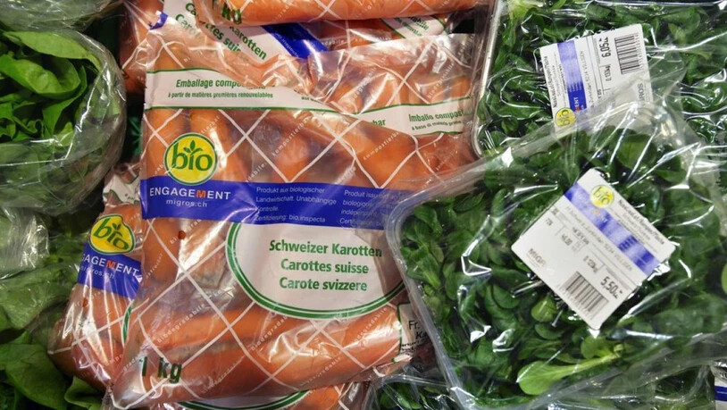 Plastik, wo das Auge hinreicht: Bio-Karotten und -Salat bei einem Schweizer Detailhändler. (Archivbild)