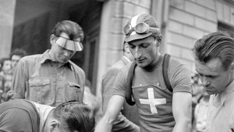 Ferdy Kübler, hier im Bild mit Schweizer Kreuz auf der Brust, war 1950 der erste Schweizer, der die Frankreich-Rundfahrt gewinnen konnte. Ein Jahr später triumphierte mit Hugo Koblet sein grosser Rivale. Die beiden sind bis heute die einzigen Schweizer,…