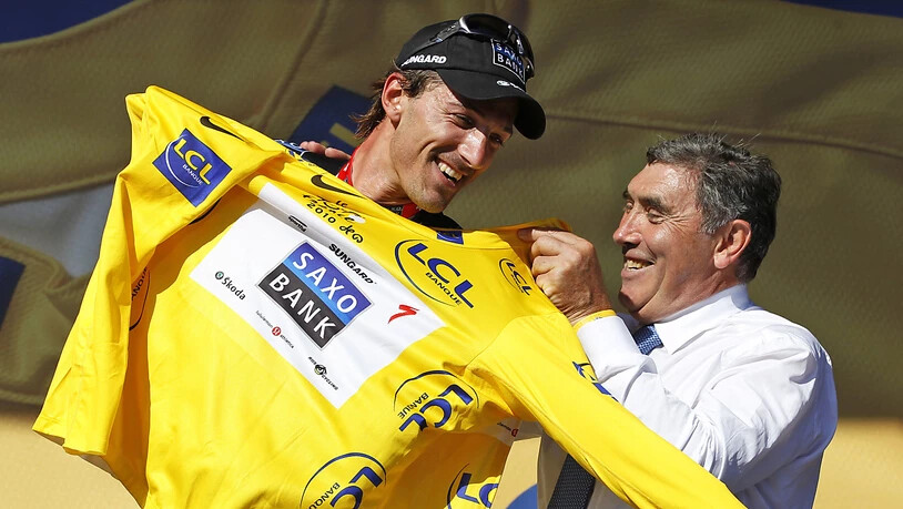 Fabian Cancellara trug das Maillot jaune an 29 Tagen und damit so oft wie sonst kein Schweizer. Hier bekommt er es im Jahr 2010 in Brüssel vom Belgier Eddy Merckx überreicht. Der fünffache Tour-de-France-Sieger fuhr zwischen 1969 und 1975 an insgesamt 96…