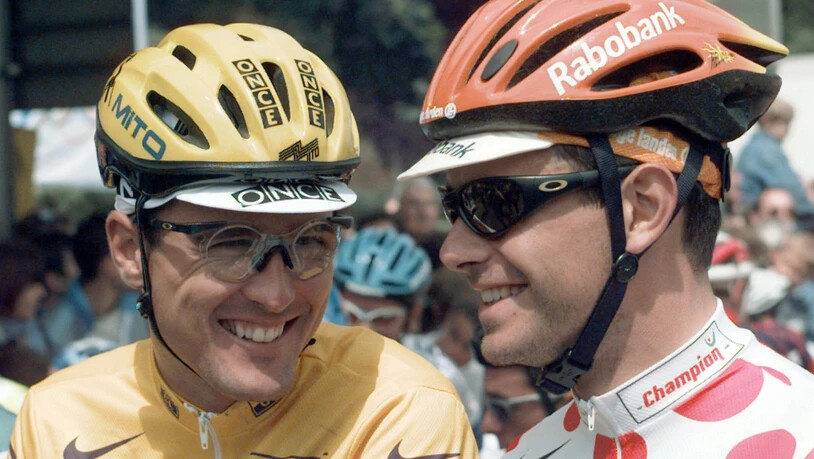 Alex Zülle gönnt sich vor dem Start einen lockeren Schwatz mit dem Neuseeländer Danny Nelissen. Der Ostschweizer war 1992 und 1996 während insgesamt vier Tagen im Maillot jaune unterwegs. Bis nach Paris trug er es allerdings nie. Die Tour de France…