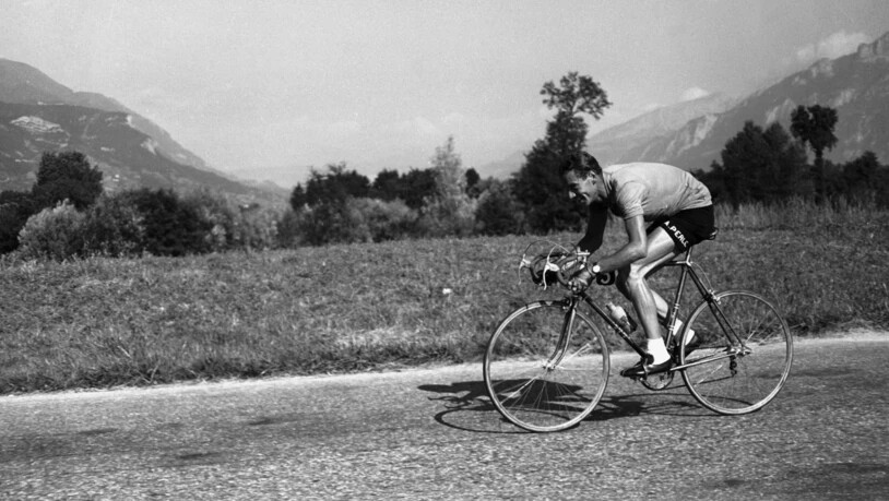Hugo Koblet am 27. Juli 1951 während einem Zeitfahren der Frankreich-Rundfahrt von Aix-les-Bains nach Genf. Er gewann die Prüfung gegen die Uhr und fuhr zwei Tage später als Sieger der Tour de France mit einem grossen Vorsprung von 22 Minuten in Paris ein