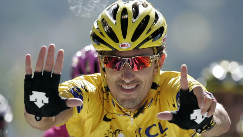 Nicht sieben, wie hier Fabian Cancellara zeigt, sondern neun Schweizer kam bislang die Ehre zu, sich mindestens einmal an der Tour de France ins gelbe Leadertrikot einkleiden zu lassen. Auch Erich Mächler (1987) gehörte zu ihnen