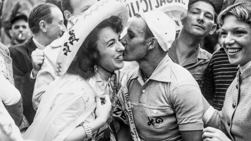 Fritz Schär gewann 1953 die ersten beiden Etappen der Tour de France. Er genoss insgesamt sechs Tage im gelben Leadertrikot. Hier erhält er am 3. Juli 1953 bei der Siegerehrung in Metz einen Kuss von der Ehrendame