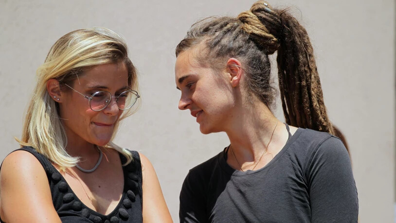 Carola Rackete im Gespräch mit Giorgia Linardi (links), Sprecherin von Sea-Watch, nach der Anhörung durch die sizilianische Justiz in Agrigent.