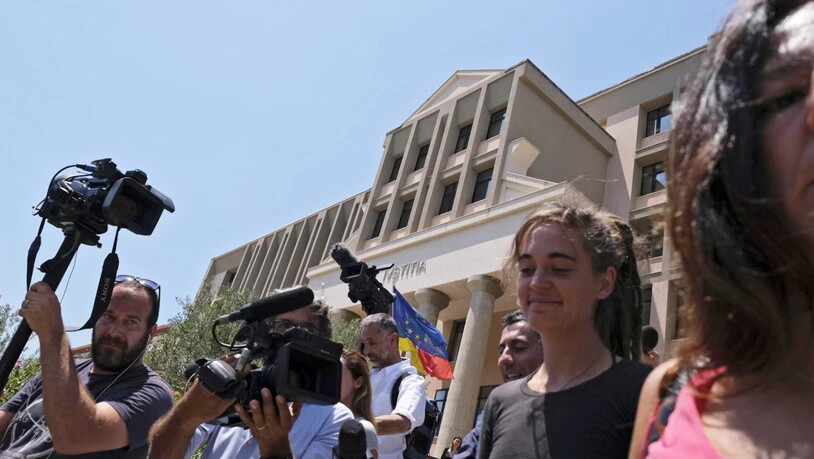 Carola Rackete verlässt nach der Anhörung durch die Staatsanwaltschaft in Agrigent auf Sizilien das Gerichtsgebäude. Der Medienrummel war gross.