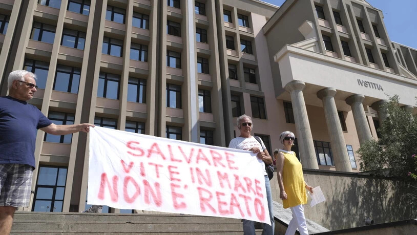 "Leben auf dem Meer zu retten ist kein Verbrechen", steht auf einem Transparent von Rackete-Anhängern, die vor dem Gerichtsgebäude in Agrigent postiert sind.