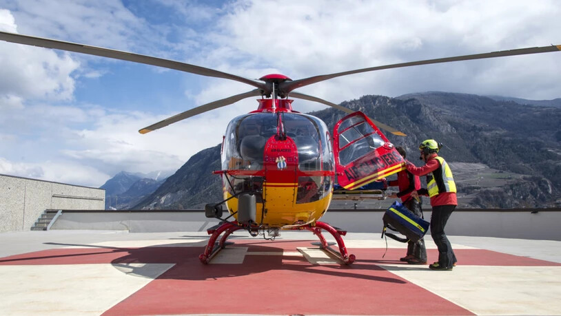 Die aufgebotenen Rettungskräfte wurden mit einem Helikopter der Air-Glaciers zum Unfallort geflogen. Sie konnten nur noch den Tod der Frau feststellen. (Symbolbild)