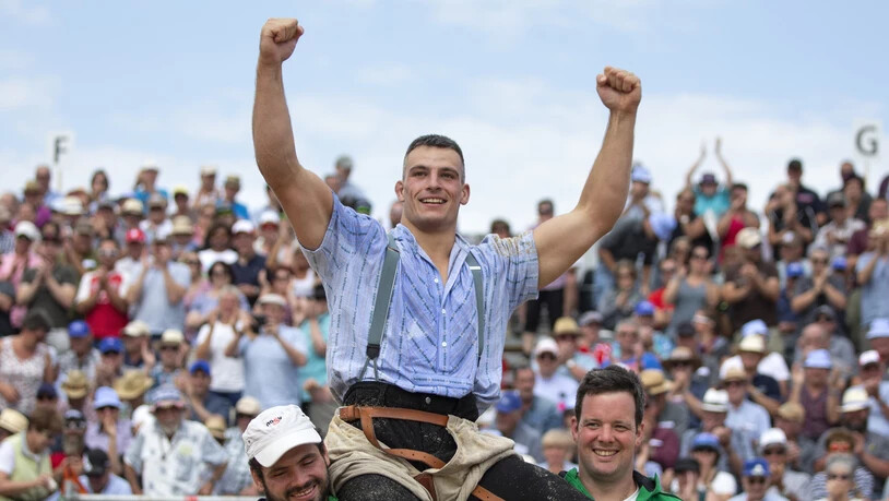 Samuel Giger lässt sich auf den Schultern seiner Nordostschweizer Kollegen feiern