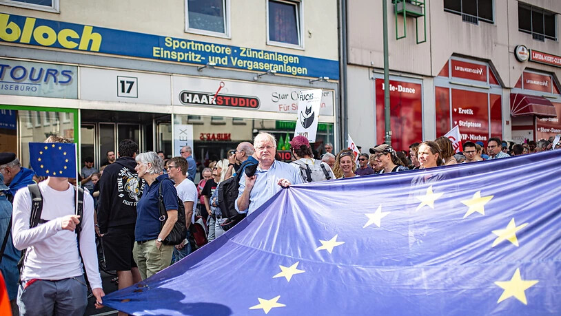 Nach dem Mord an Regierungspräsident Walter Lübcke sind am Samstag in Kassel rund 10'000 Menschen zu Protesten gegen Rechts zusammengekommen. Die Kundgebung der Rechten fiel mit rund 120 Personen wesentlich kleiner aus.
