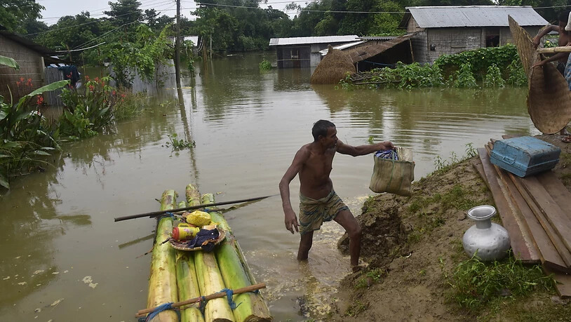 Bei den schweren Monsun-Unwettern in Südasien sind bisher mehr als 350 Menschen ums Leben gekommen. In Indien erwischte es die nordöstlichen Bundesstaaten Bihar und Assam (im Bild) am schlimmsten. Je sechs Millionen Menschen waren in beiden Staaten von…