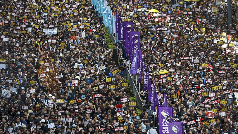 In Hongkong gingen am Sonntag erneut Zehntausende auf die Strasse. Im Mittelpunkt stand die Forderungen nach einem förmlichen Rückzug des umstrittenen geplanten Auslieferungsgesetzes.