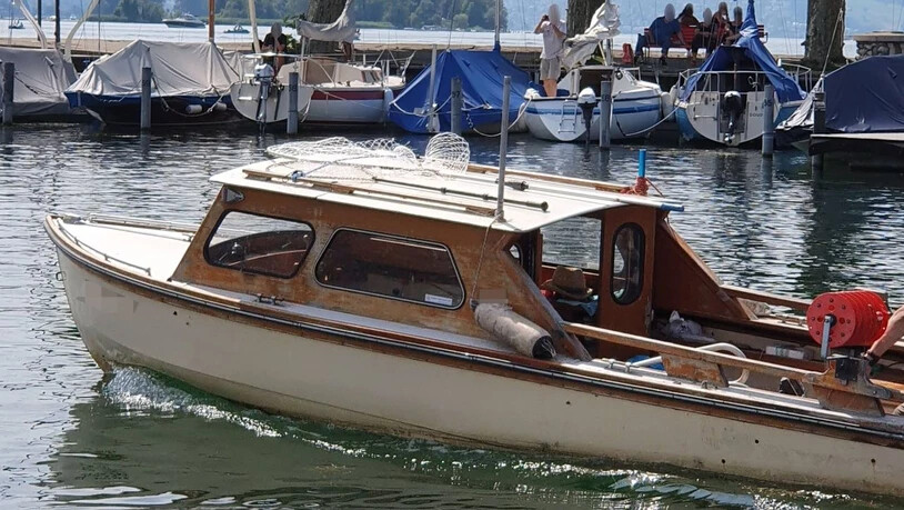 Mit diesem entwendeten Boot hat ein 42-jähriger Mann auf dem Zürichsee bei Rapperswil mehrere andere Boote beschädigt. Die Polizei nahm ihn fest.