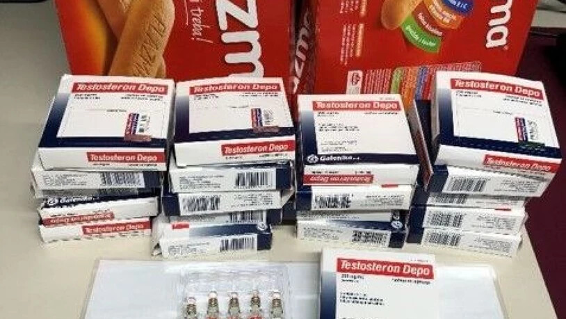 100 Ampullen mit einem Dopingpräparat fanden Zöllner in St. Margrethen SG in einem Auto. Die illegale Substanz war in zwei Guetzlischachteln versteckt.