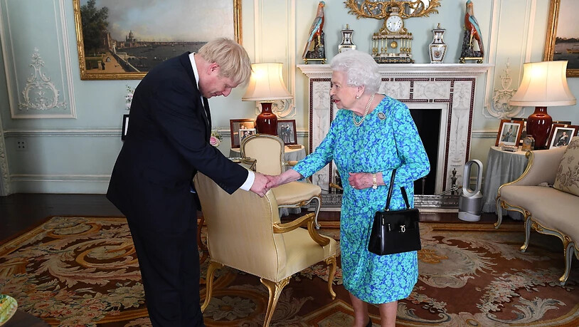 Königin Elizabeth II. (rechts) hat am Mittwoch in London Brexit-Hardliner Boris Johnson (links) zum Premierminister ernannt.
