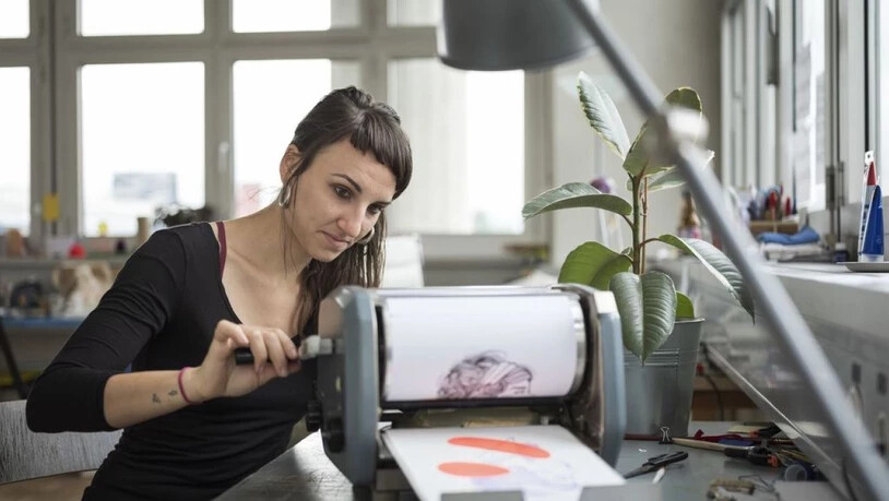 Sandra Staub mit einem Schnapsmatrizendrucker. Dieser Drucktechnik hat sie ihre Masterarbeit an der Zürcher Hochschule der Künste gewidmet.