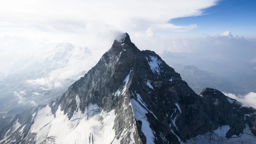 Ein Felssturz riss am Matterhorn einen Bergführer und seinen Gast in die Tiefe. Die beiden Todesopfer wurden per Helikopter aus der Ostwand (links) geborgen und nach Zermatt geflogen. (Archivbild)