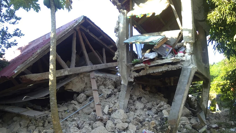 Zerstörtes Haus in Itbayat im äussersten Norden der Philippinen nach einem starken Erdbeben am Samstag.