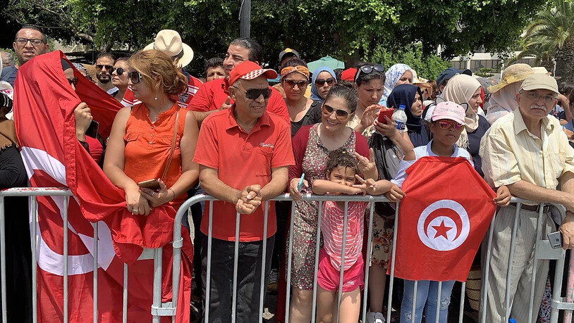 Tausende Tunesierinnen und Tunesier säumten die 20 Kilometer lange Strasse zwischen dem Präsidentenpalast im Vorort Karthago und dem Friedhof Djellaz im Süden von Tunis, um Abschied vom verstorbenen Staatschef Béji Caïd Essebsi zu nehmen.