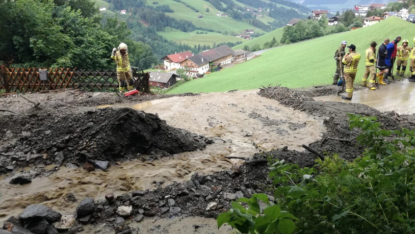 Heftige Gewitter gingen am Samstag in weiten Teilen Tirols nieder. Im Bild: eine Schlammlawine in Weerberg.