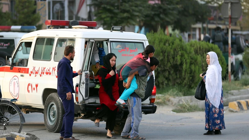 Ein Mann trägt ein verletztes Mädchen. bei den Angriff auf das Büro eines Kandidaten in Kabul ist mindestens ein Mensch getötet worden.