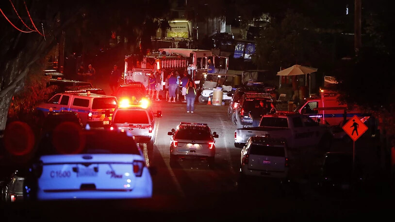 Polizei und Rettungskräfte sind nach einem Schusswaffenangriff auf einem Festival in Kalifornien im Einsatz.
