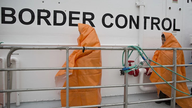 Zwei Kinder, die vor der griechischen Insel Lesbos gerettet wurden, auf einem Frontex-Schiff. (Archivbild)