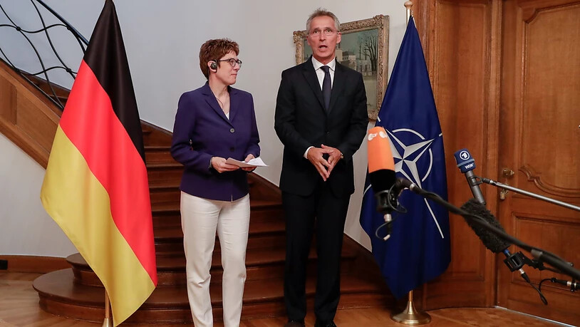 Die deutsche Verteidigungsministerin Annegret Kramp-Karrenbauer (links) hat bei ihrem Antrittsbesuch bei Nato-Generalsekretär Jens Stoltenberg (rechts) die alte Zusage bekräftigt, dass der Anteil der deutschen Verteidigungsausgaben am Bruttoinlandprodukt…