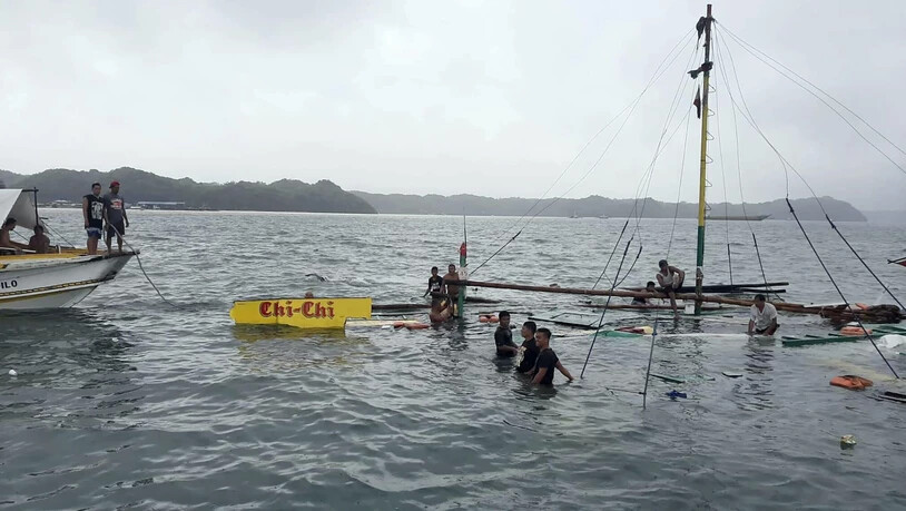 Elf Menschen ertrunken: Das Wrack des Passagierboots "Chi Chi" bei der Insel Guimaras.