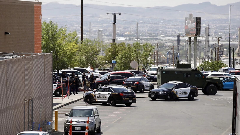 Grosseinsatz der Polizei vor dem Einkaufszentrum in El Paso.
