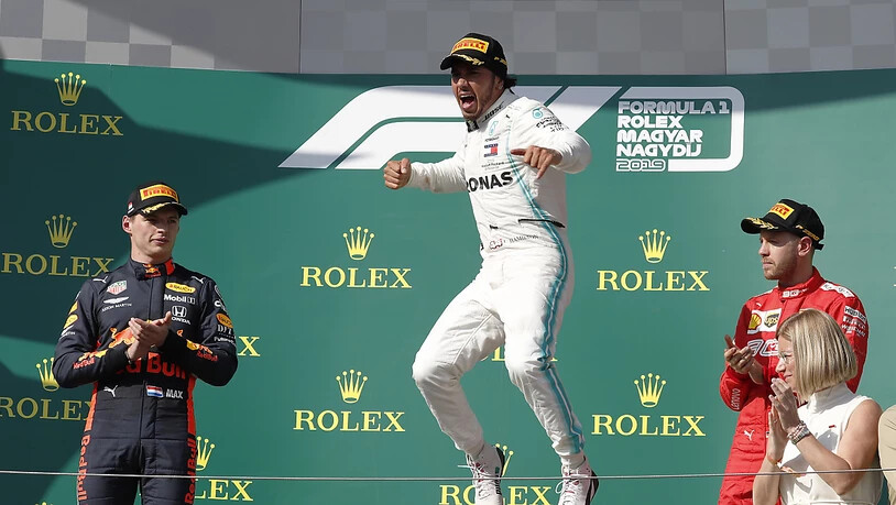Ein Sieg wie eine Erlösung: Lewis Hamiltons Luftsprung bei der Siegerehrung, flankiert von Max Verstappen (links) und Sebastian Vettel (rechts).